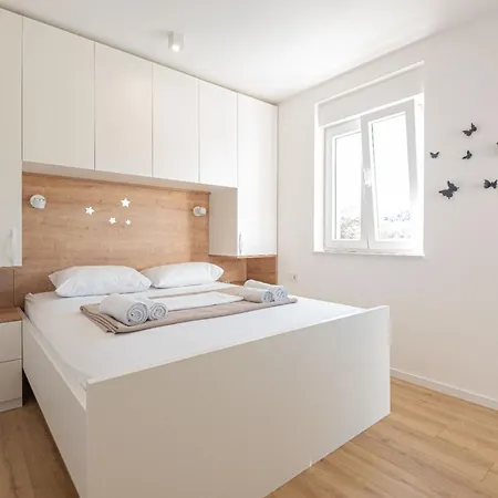 Iva - Three Bedroom Holiday home