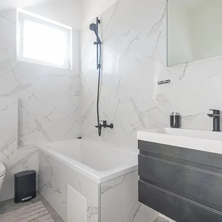 Iva - Three Bedroom Šibenik