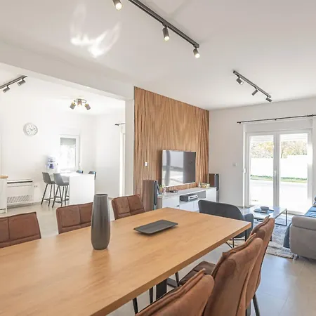 Iva - Three Bedroom Holiday home Sibenik